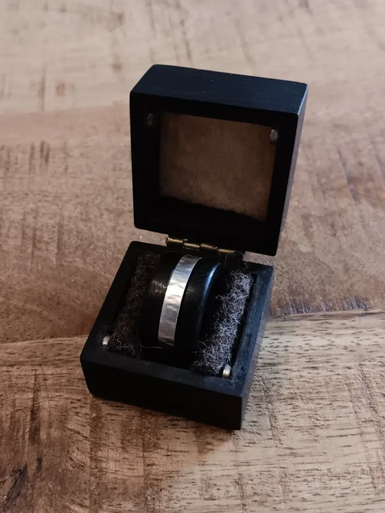 Puinen korurasia ja puiset korut